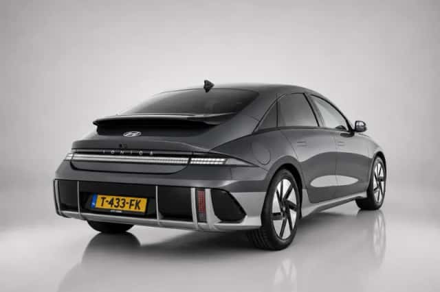 Hyundai Ioniq 6 (2023) thumbnail 3