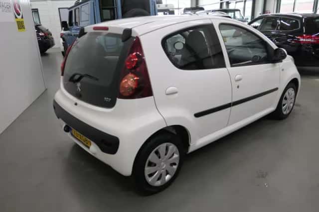 Peugeot 107 (2012) thumbnail 4
