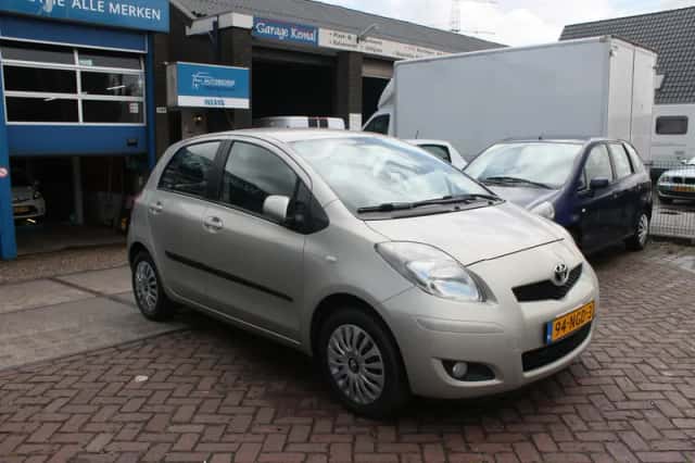 Toyota Yaris (2010) thumbnail 3
