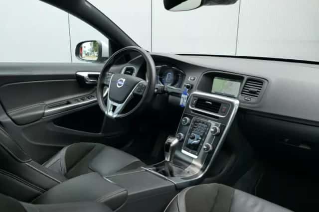Volvo V60 (2016) thumbnail 3