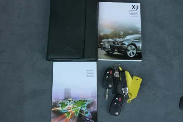 Jaguar XJ (2008) thumbnail 4