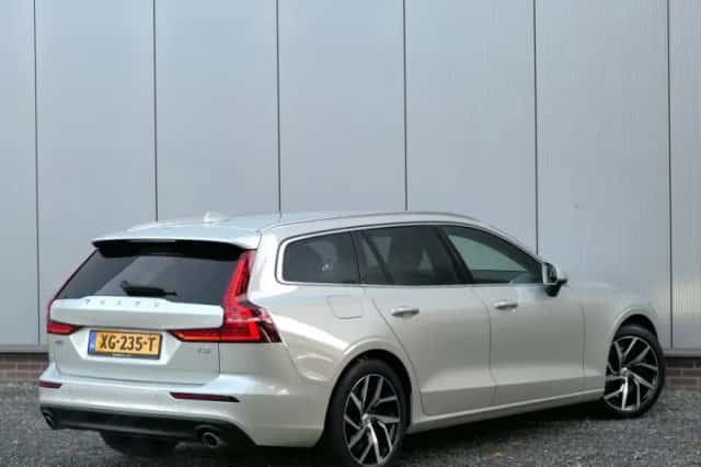 Volvo V60 (2019) thumbnail 2