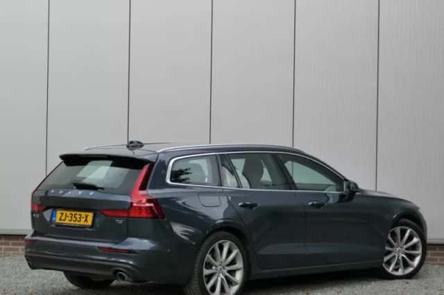 Volvo V60 (2019) thumbnail 2