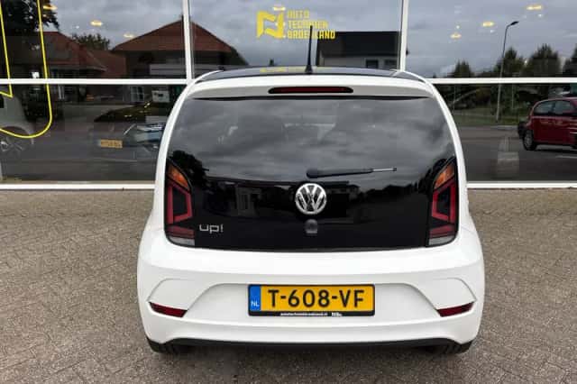 Volkswagen Up! (2017) thumbnail 6