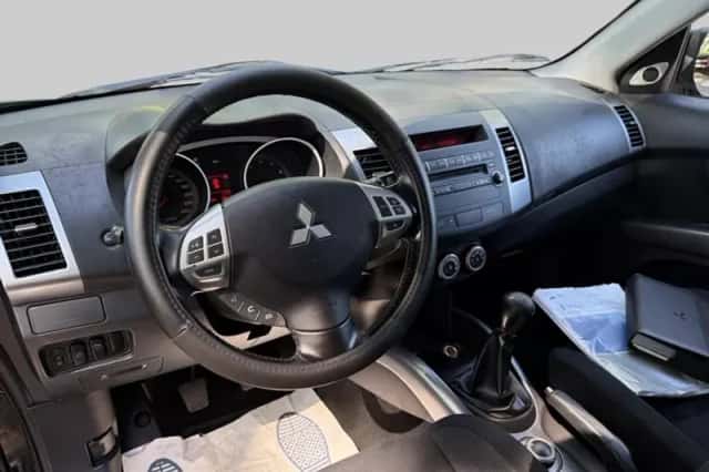 Mitsubishi Outlander (2008) thumbnail 4