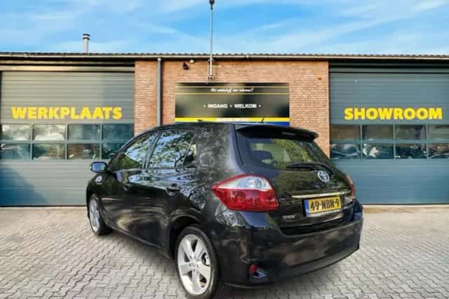 Toyota Auris (2010) thumbnail 2