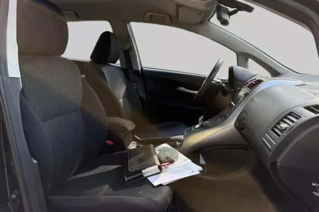 Toyota Auris (2010) thumbnail 6