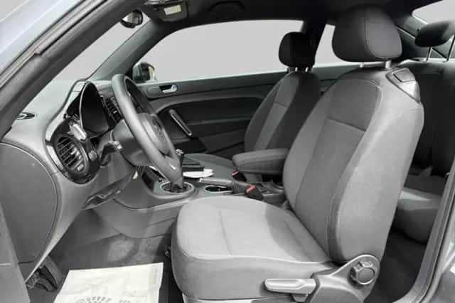 Volkswagen Beetle (2012) thumbnail 5
