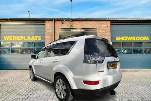 Mitsubishi Outlander (2010) thumbnail 2