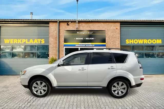 Mitsubishi Outlander (2010) thumbnail 3