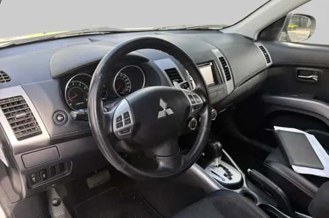 Mitsubishi Outlander (2010) thumbnail 4