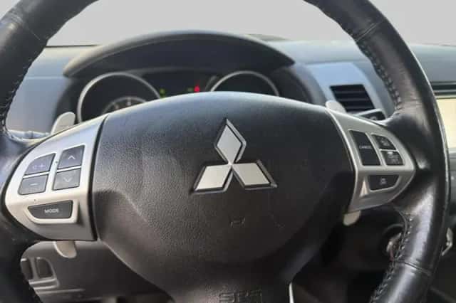 Mitsubishi Outlander (2010) thumbnail 6