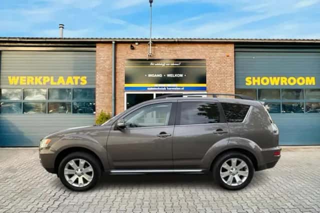Mitsubishi Outlander (2012) thumbnail 3