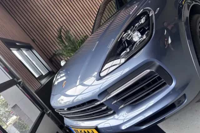 Porsche Cayenne (2018) thumbnail 2