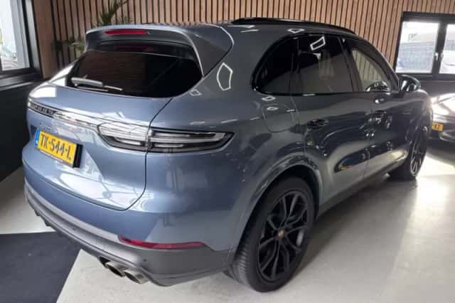 Porsche Cayenne (2018) thumbnail 3