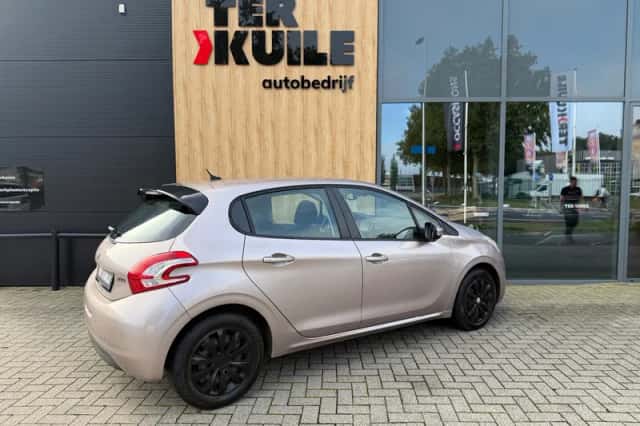 Peugeot 208 (2013) thumbnail 2