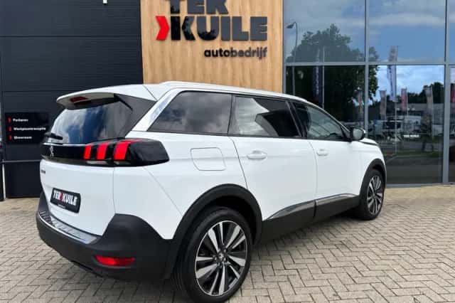 Peugeot 5008 (2018) thumbnail 2