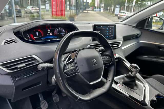 Peugeot 5008 (2018) thumbnail 3