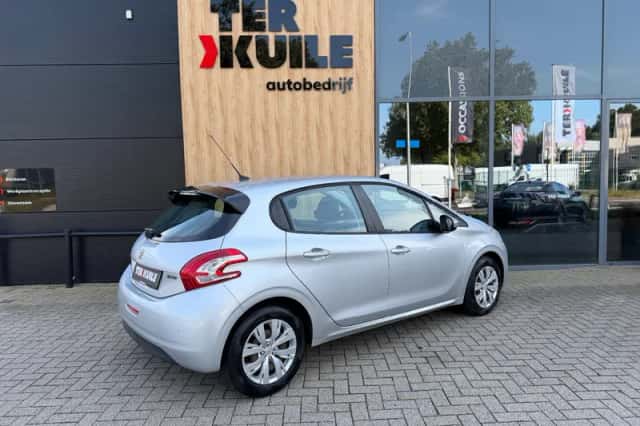 Peugeot 208 (2012) thumbnail 2
