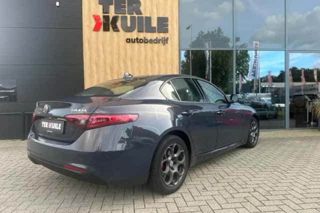 Alfa Romeo Giulia (2018) thumbnail 2