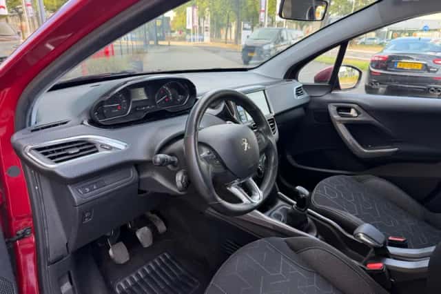 Peugeot 2008 (2016) thumbnail 3