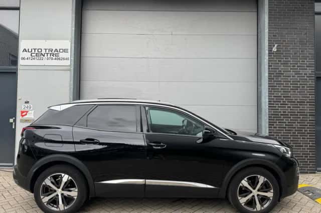 Peugeot 3008 (2017) thumbnail 2