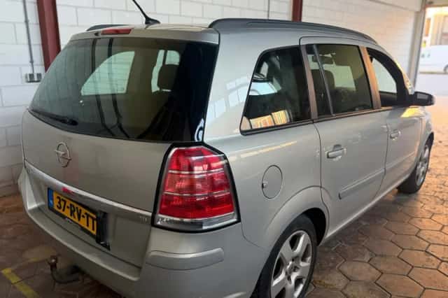 Opel Zafira (2005) thumbnail 4