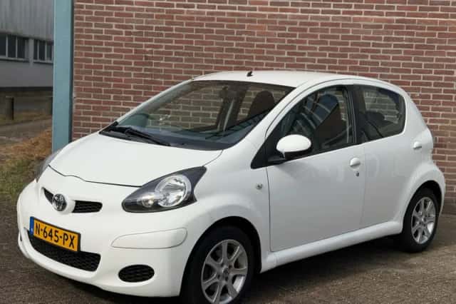 Toyota Aygo (2009) thumbnail 2