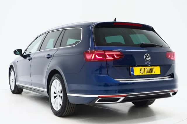 Volkswagen Passat (2022) thumbnail 3