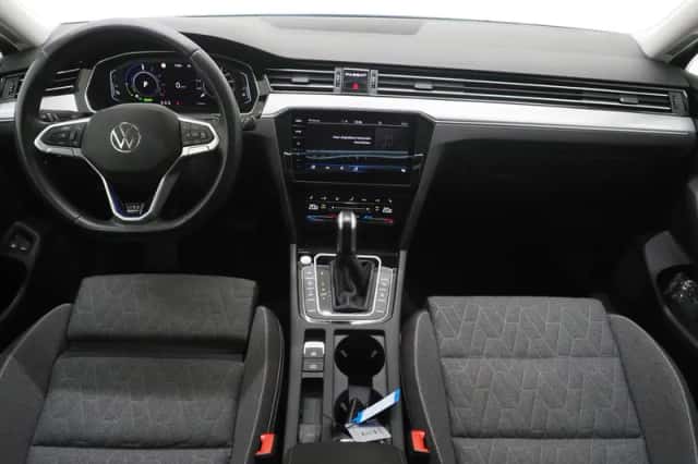 Volkswagen Passat (2022) thumbnail 5