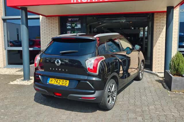 SsangYong Tivoli (2015) thumbnail 4