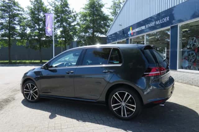 Volkswagen Golf (2016) thumbnail 3