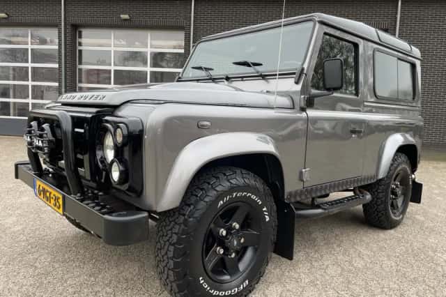Land Rover Defender (2010) thumbnail 1