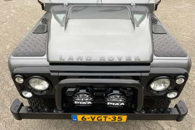 Land Rover Defender (2010) thumbnail 2
