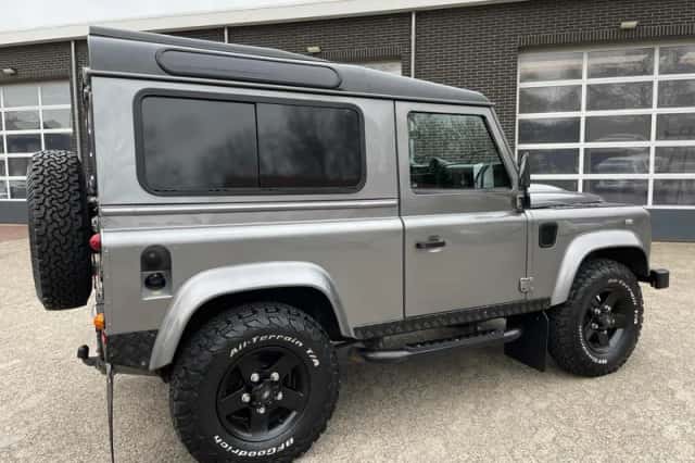 Land Rover Defender (2010) thumbnail 4