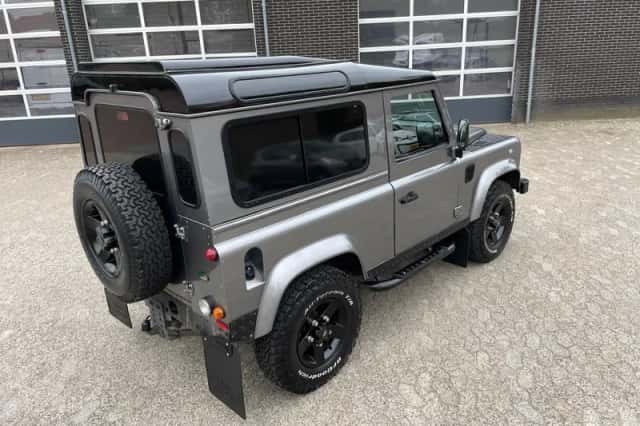 Land Rover Defender (2010) thumbnail 5