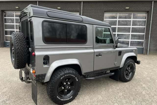 Land Rover Defender (2010) thumbnail 6