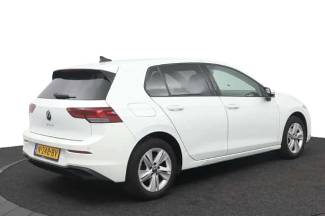 Volkswagen Golf (2021) thumbnail 2