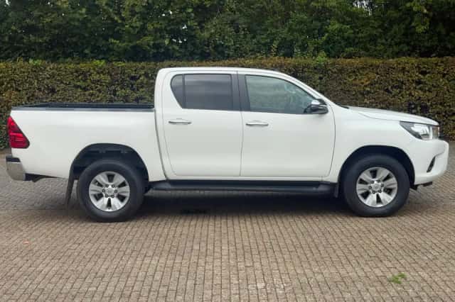 Toyota Hilux (2021) thumbnail 5