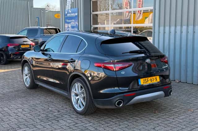 Alfa Romeo Stelvio (2017) thumbnail 6