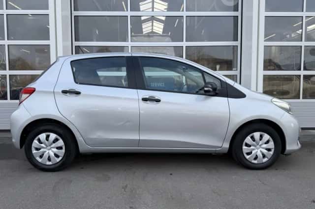 Toyota Yaris (2013) thumbnail 3
