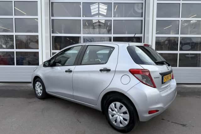 Toyota Yaris (2013) thumbnail 5