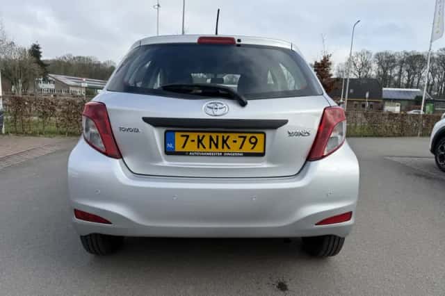 Toyota Yaris (2013) thumbnail 6