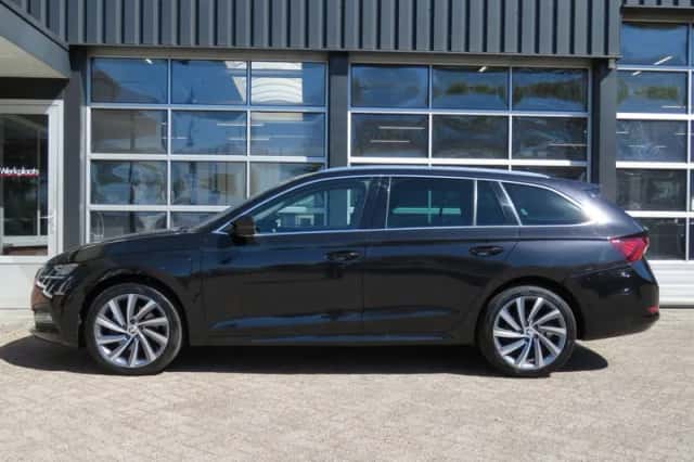 Škoda Octavia (2021) thumbnail 3