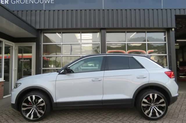 Volkswagen T-Roc (2019) thumbnail 3