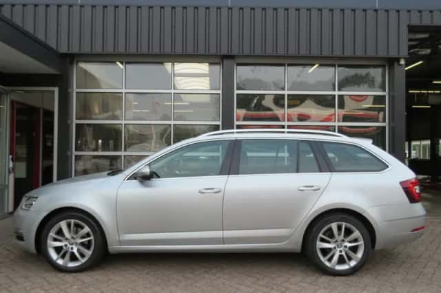 Škoda Octavia (2020) thumbnail 4