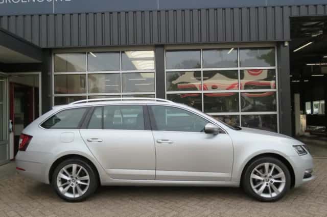 Škoda Octavia (2020) thumbnail 5