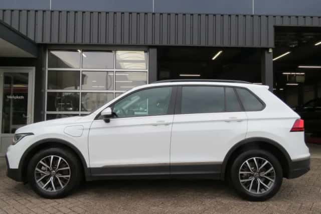 Volkswagen Tiguan (2021) thumbnail 3