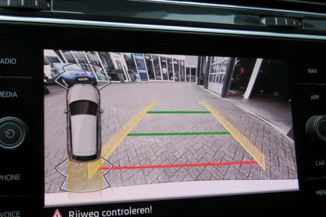 Volkswagen Tiguan (2021) thumbnail 4