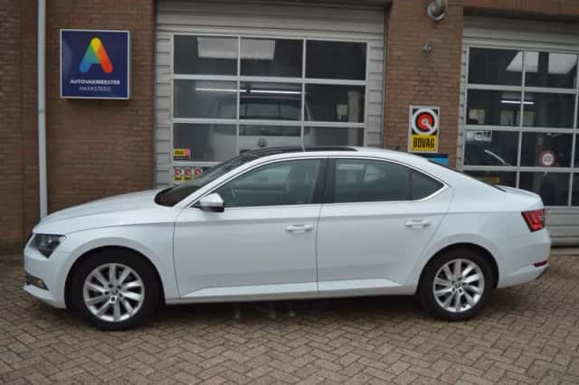 Škoda Superb (2019) thumbnail 2